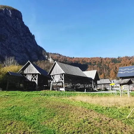 Semesterbostad House Studor